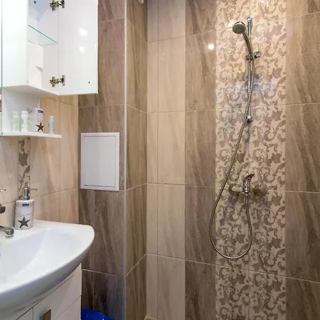 Train Station Flat With Port View *