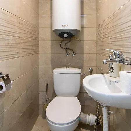 Train Station Flat With Port View Апартаменты