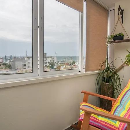 Train Station Flat With Port View Апартаменты *