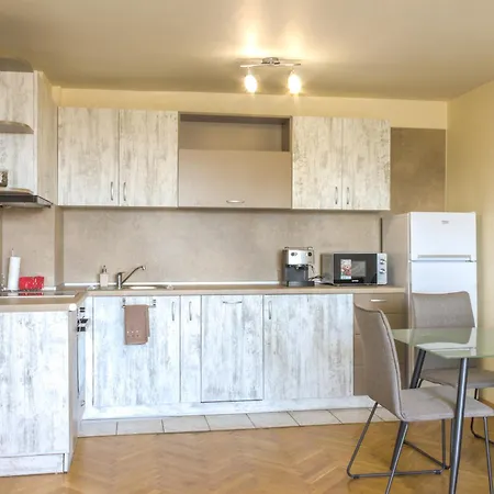 Apartment Train Station Flat With Port View *