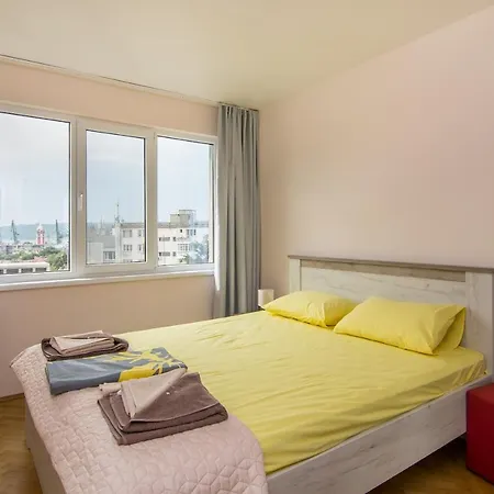 Train Station Flat With Port View דירה וארנה