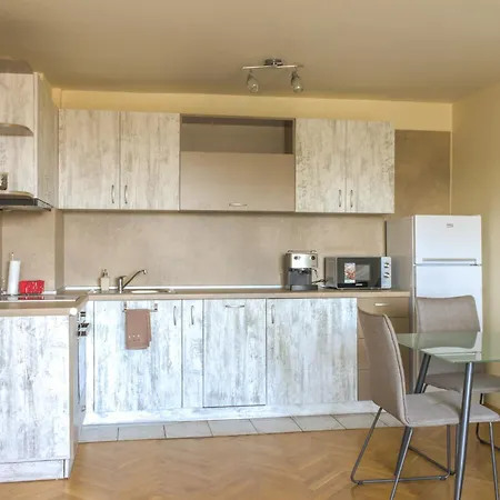 דירה Train Station Flat With Port View