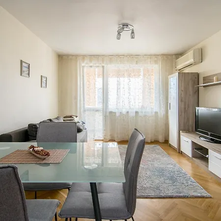 Train Station Flat With Port View דירה וארנה