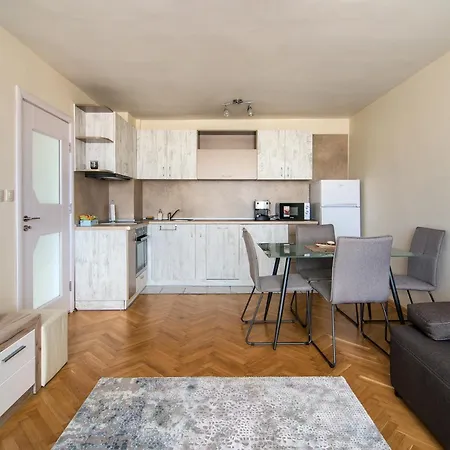 דירה Train Station Flat With Port View וארנה