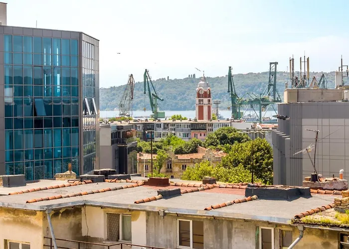 Train Station Flat With Port View