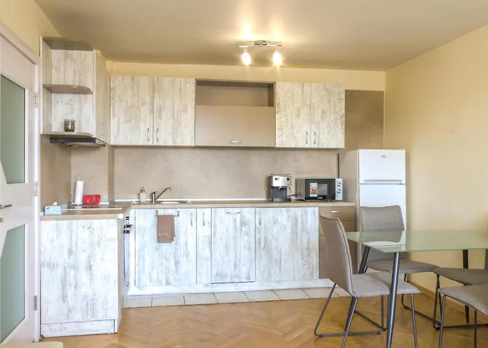 Apartment Train Station Flat With Port View *